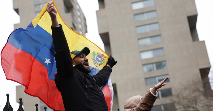 manifestante com bandeira da venezuela comemora queda de maduro