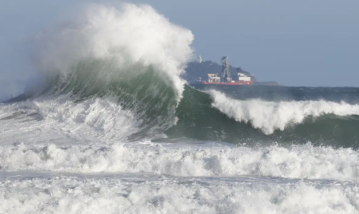 Uma onda do mar em ressaca | Foto: Fernando Frazão/Agência Brasil