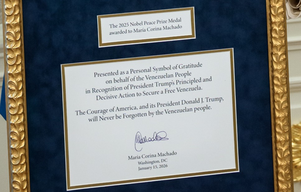 Detalhe da placa entregue a Trump por María Corina: Apresentado como um símbolo pessoal de gratidão em nome do povo venezuelano em reconhecimento à ação firme e decisiva do presidente Trump para garantir uma Venezuela livre. A coragem da América e de seu presidente Donald Trump jamais será esquecida pelo povo venezuelano | Foto: Reprodução/X/@WhiteHouse