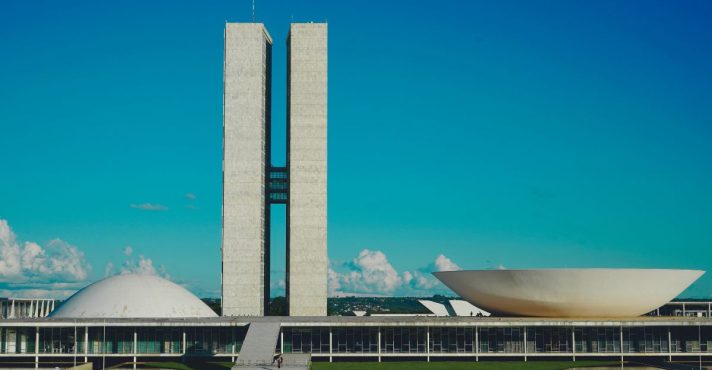 Congresso Nacional do Brasil em Brasília, com as duas torres do poder legislativo e as cúpulas da Câmara dos Deputados e do Senado Federal sob céu azul reajuste