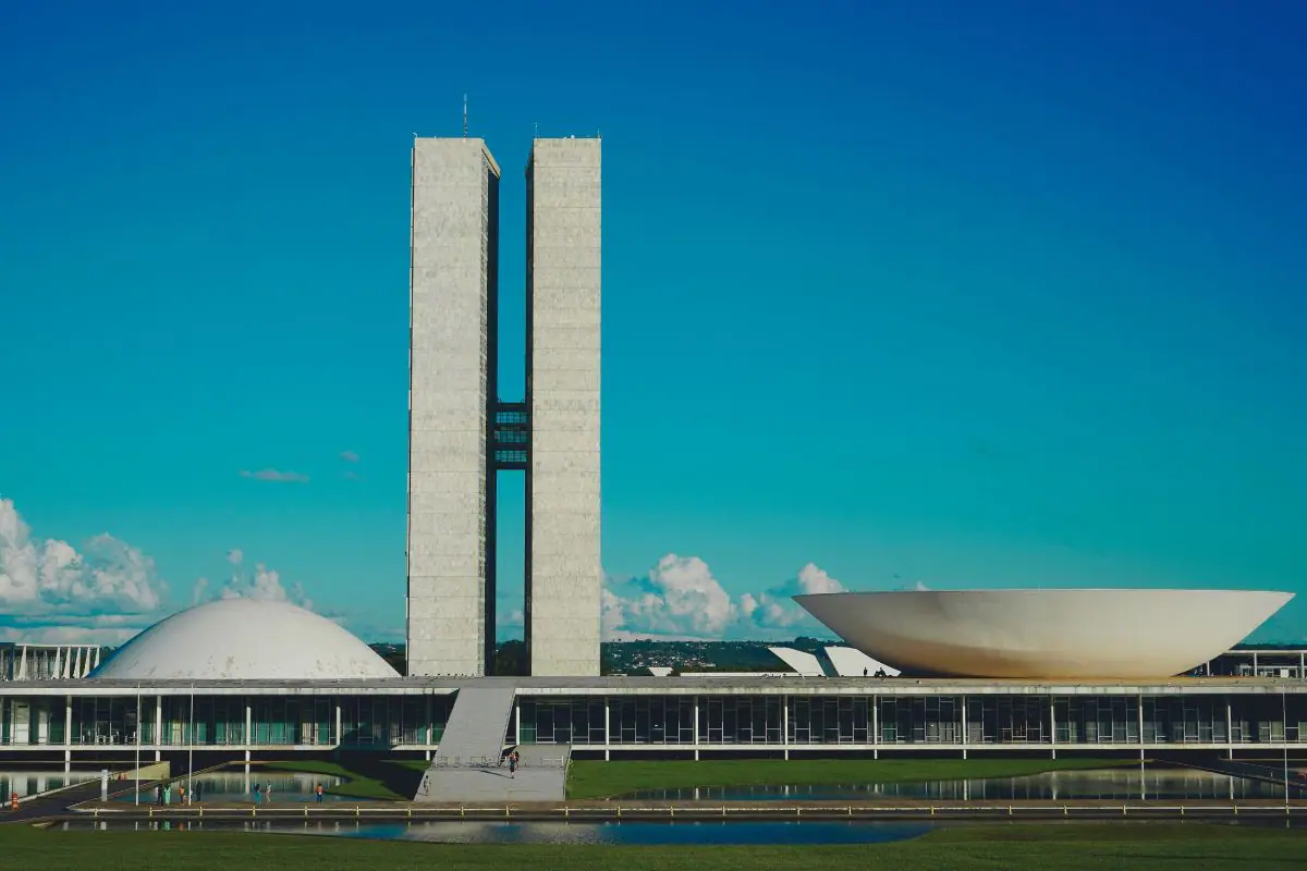 Congresso Nacional do Brasil em Brasília, com as duas torres do poder legislativo e as cúpulas da Câmara dos Deputados e do Senado Federal sob céu azul reajuste
