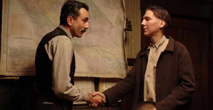 Paul Dano responde críticas de Tarantino e recebe apoio de Toni Collette