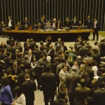 Plenário da Câmara dos Deputados lotado durante sessão legislativa, com parlamentares reunidos no salão e mesa diretora ao fundo.