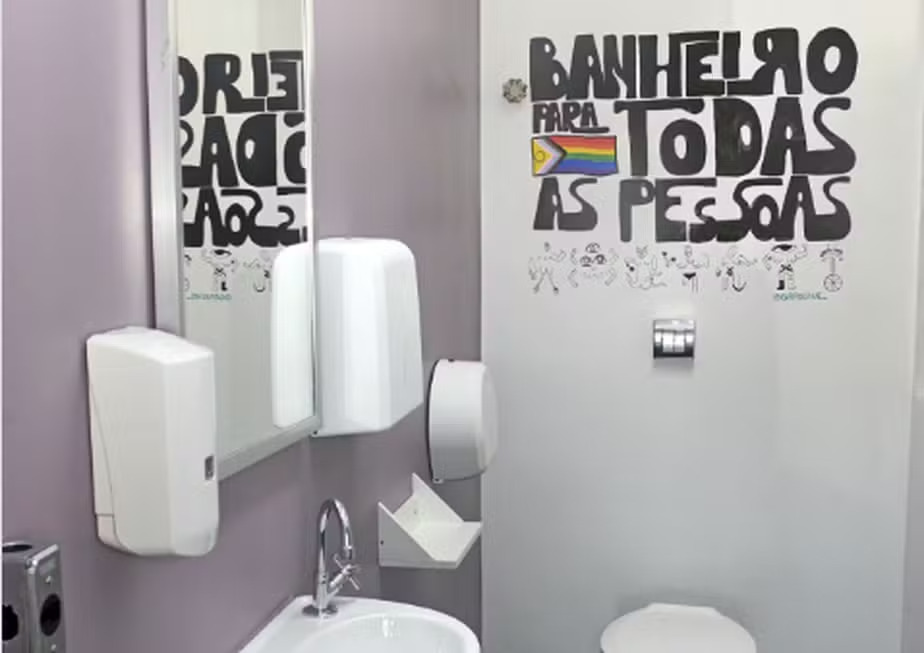 Uerj inaugura banheiro 'sem gênero'