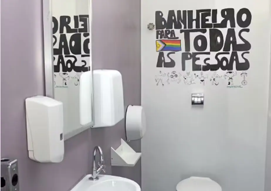 Uerj inaugura banheiro 'sem gênero'