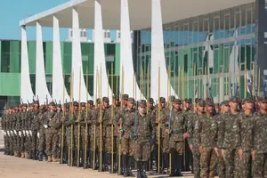 Militares do Exército Brasileiro em formação com lanças cerimoniais na Praça dos Três Poderes, em Brasília