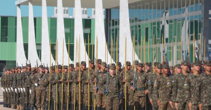 Militares do Exército Brasileiro em formação com lanças cerimoniais na Praça dos Três Poderes, em Brasília