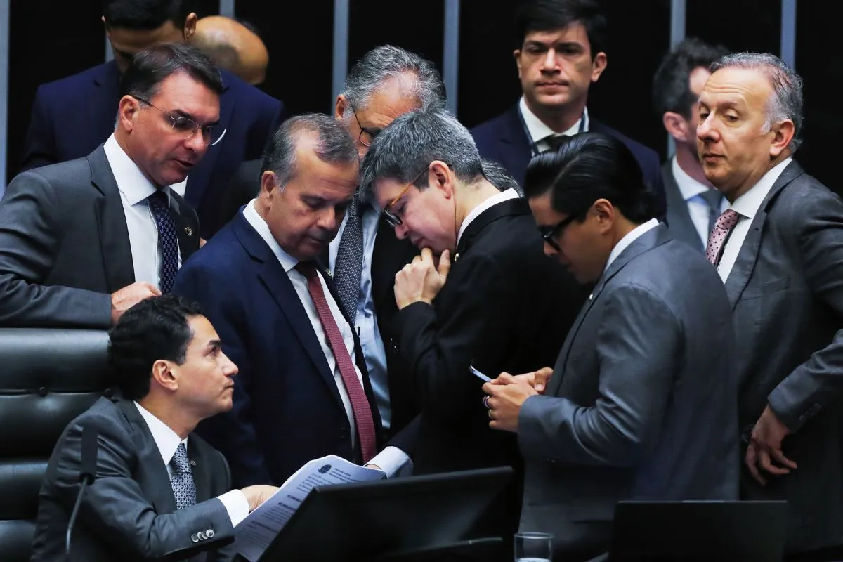 Parlamentares reunidos em conversa estratégica durante sessão no plenário legislativo
