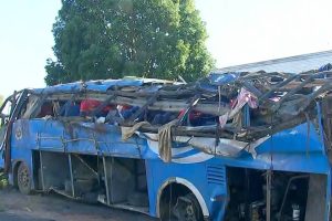 Ônibus que tombou no interior de SP operava irregularmente, diz PRF