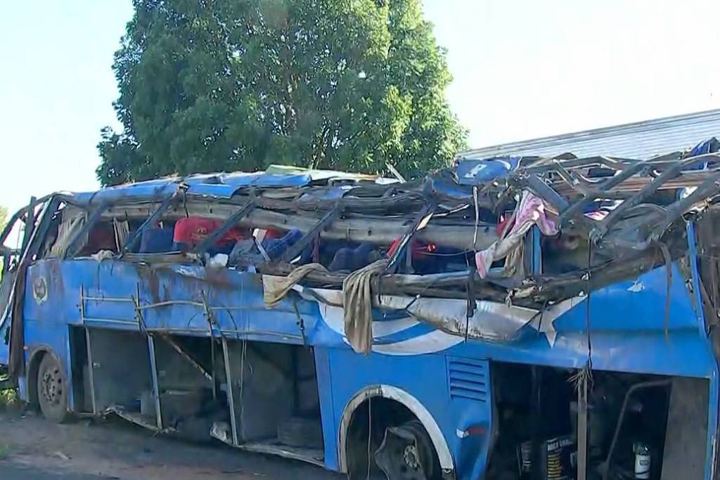 Ônibus que tombou no interior de SP operava irregularmente, diz PRF
