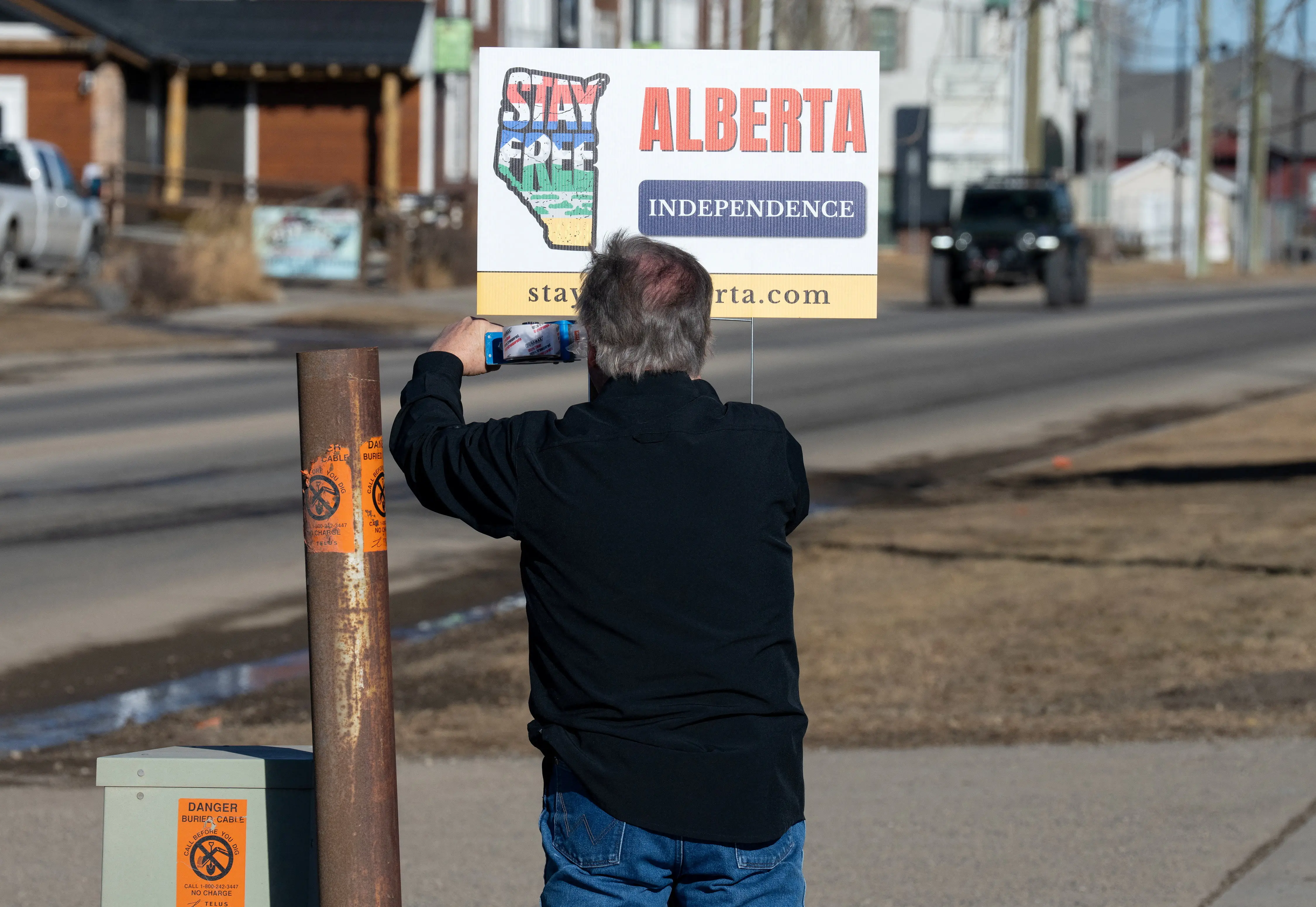 Placa que pede a independência do estado da Alberta, no Canadá | REUTERS/Todd Korol