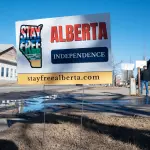 Placa que pede a independência do estado da Alberta, no Canadá | REUTERS/Todd Korol