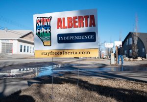 Placa que pede a independência do estado da Alberta, no Canadá | REUTERS/Todd Korol