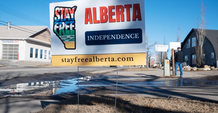 Placa que pede a independência do estado da Alberta, no Canadá | REUTERS/Todd Korol