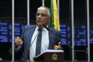 Em discurso, à tribuna, senador Eduardo Girão (Novo-CE) | Foto: Jefferson Rudy/Agência Senado