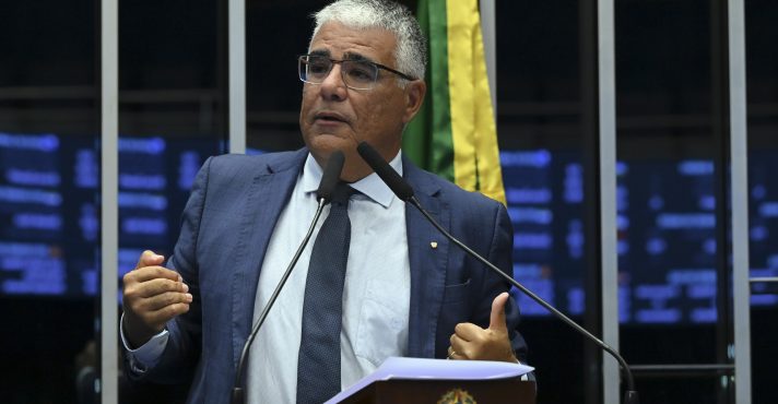 Em discurso, à tribuna, senador Eduardo Girão (Novo-CE) | Foto: Jefferson Rudy/Agência Senado