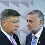 Senador Carlos Viana e deputado Paulo Pimenta durante a CPMI do INSS