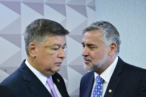 Senador Carlos Viana e deputado Paulo Pimenta durante a CPMI do INSS