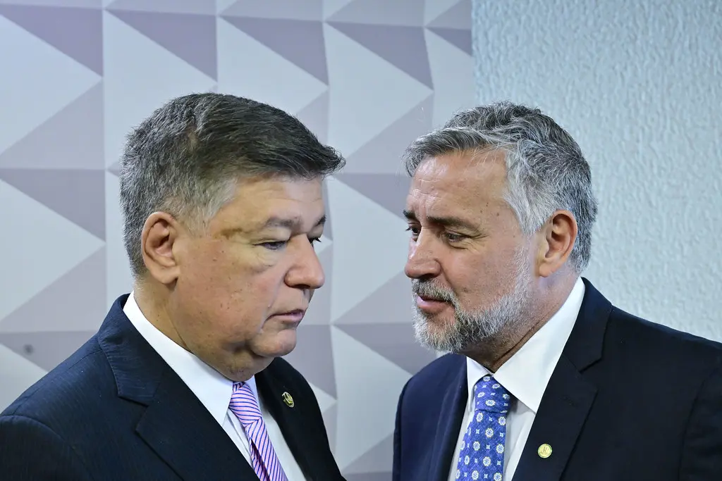 Senador Carlos Viana e deputado Paulo Pimenta durante a CPMI do INSS