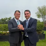 À esquerda, o governador de São Paulo, Tarcísio de Freitas; à direita, o senador Flávio Bolsonaro (PL-RJ)