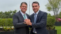 À esquerda, o governador de São Paulo, Tarcísio de Freitas; à direita, o senador Flávio Bolsonaro (PL-RJ)
