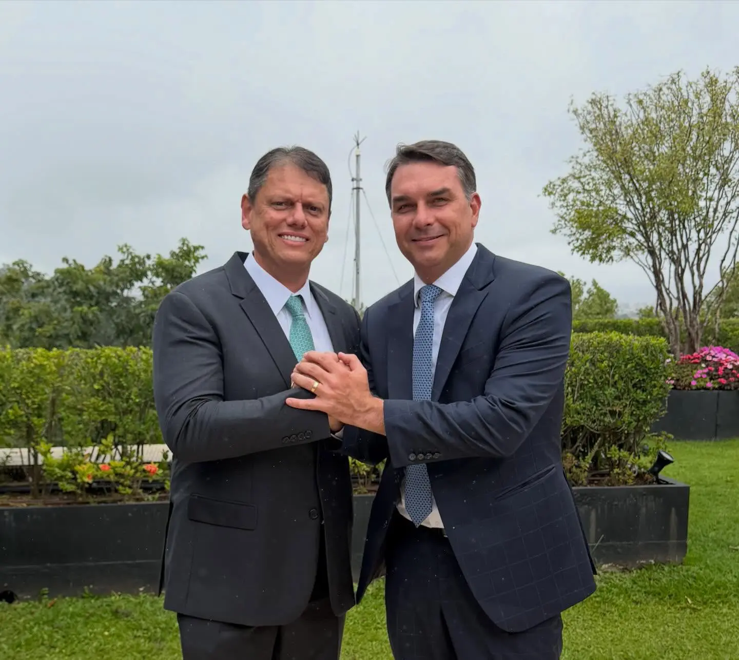 À esquerda, o governador de São Paulo, Tarcísio de Freitas; à direita, o senador Flávio Bolsonaro (PL-RJ)