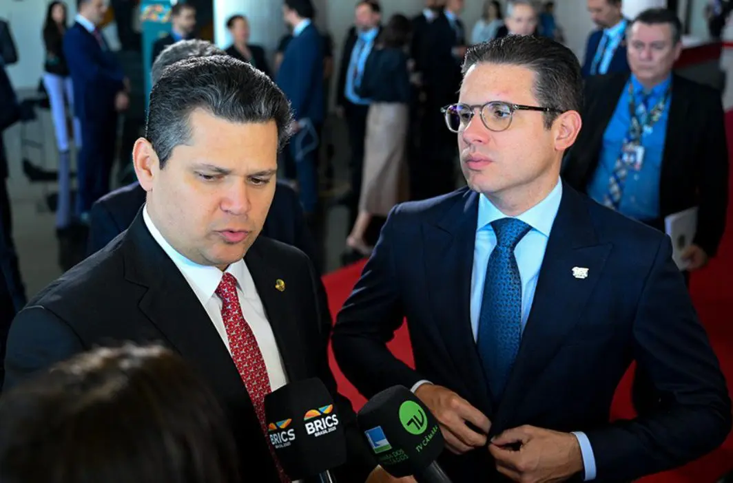 Alcolumbre e Motta, durante coletiva de imprensa antes de evento com delegações do Brics | Foto: Edilson Rodrigues/Agência Senado