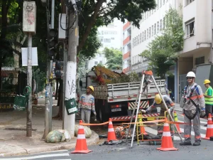 Funcionários da Enel trabalham em rua de São Paulo: problemas recorrentes | Foto: Rovena Rosa/Agência Brasil