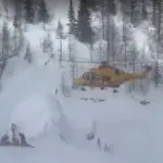 Helicóptero se aproxima para fazer resgate de esquiadores no Mont Blanc | Foto: Reprodução/X