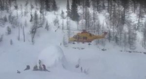 Helicóptero se aproxima para fazer resgate de esquiadores no Mont Blanc | Foto: Reprodução/X