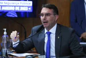 Apesar do imbróglio que envolveu o possível apoio à reeleição do senador Esperidião Amin (PP) em Santa Catarina, Flávio disse que os dois pré-candidatos apoiados por Bolsonaro são a deputada federal Caroline de Toni e o ex-vereador do Rio de Janeiro Carlos Bolsonaro | Foto: Foto Lula Marques/Agência Brasil