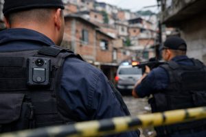 A entidade requer que operações e patrulhamentos táticos sejam proibidos quando não houver acionamento integral e ininterrupto das câmeras | Foto: Divulgação/Oeste | Imagem criada com o auxílio de inteligência artificial