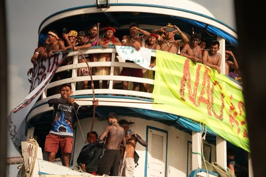 Indígenas invadiram o terminal da Cargill em Santarém (PA) contra uma decisão do governo Lula que eles chamam de “decreto da morte” | Foto: Reprodução/X invasão indígena