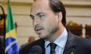 Carlos Bolsonaro diz que a vida de seu pai está em risco na prisão | Foto: Renan Olaz/CMRJ