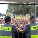 Policiais observam foliões nas ruas de São Paulo | Foto: Divulgação/Agência SP