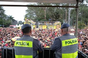 Policiais observam foliões nas ruas de São Paulo | Foto: Divulgação/Agência SP