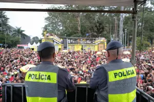 Policiais observam foliões nas ruas de São Paulo | Foto: Divulgação/Agência SP