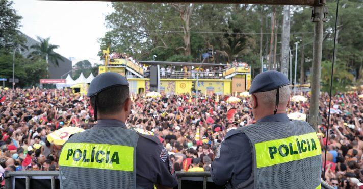 Policiais observam foliões nas ruas de São Paulo | Foto: Divulgação/Agência SP