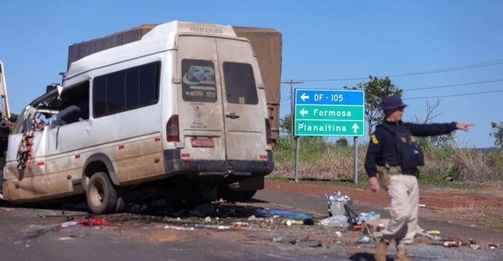 Policial orienta motoristas em meio a grave acidente em rodovia federal | Foto: Reprodução/X