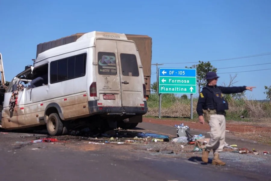 Policial orienta motoristas em meio a grave acidente em rodovia federal | Foto: Reprodução/X
