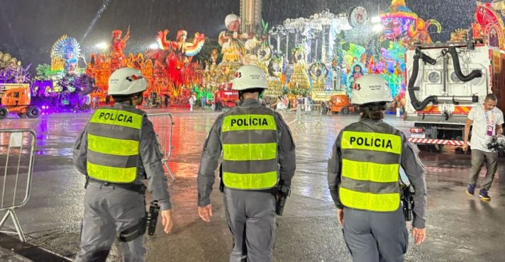 Agentes policiais observam movimentação no Carnaval de São Paulo | Foto: Divulgação/Agência SP