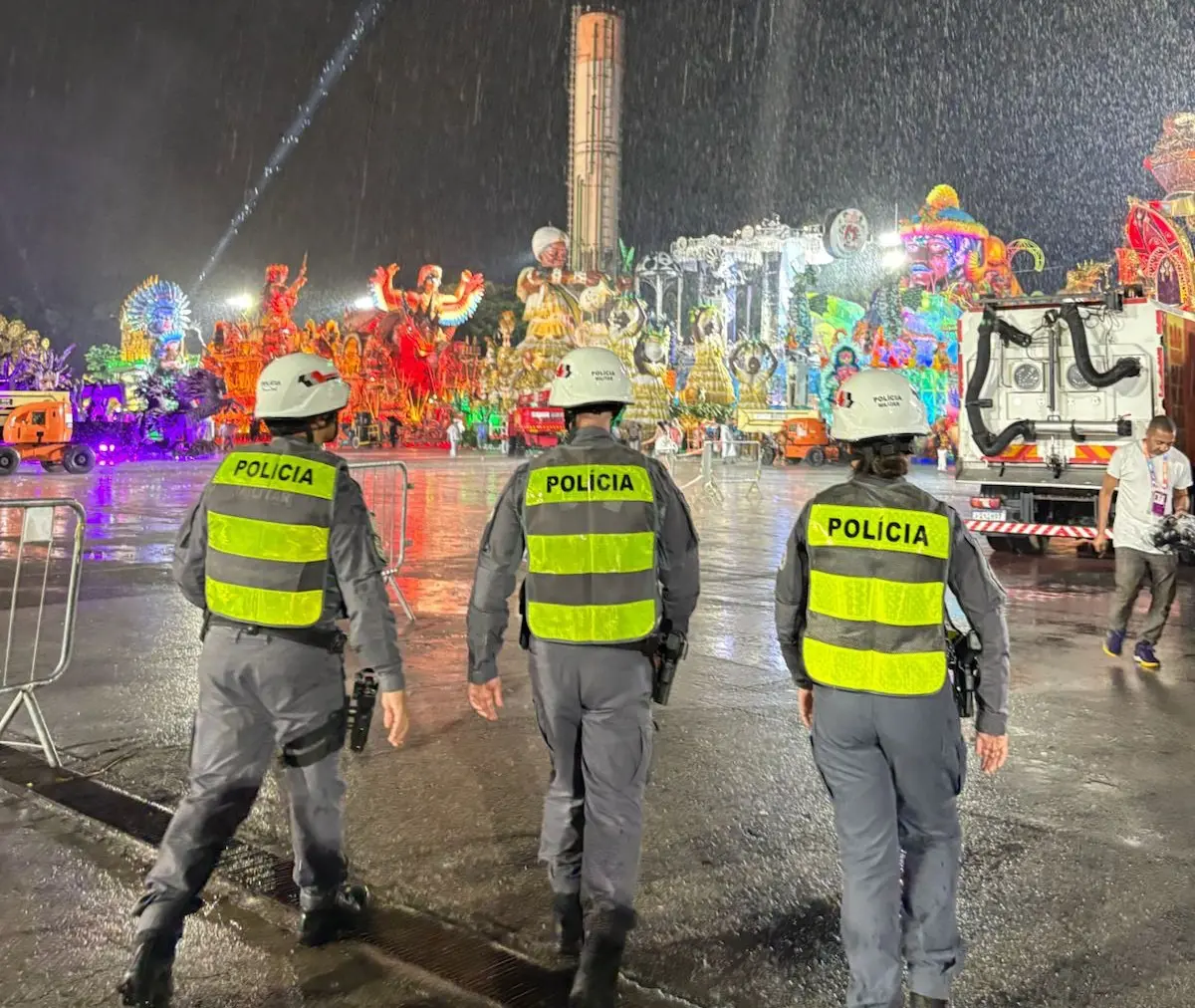 Agentes policiais observam movimentação no Carnaval de São Paulo | Foto: Divulgação/Agência SP