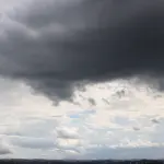 A previsão é de pancadas de chuva à tarde e à noite. Na zona sul de São Paulo, as nuvens e uma leve garoa iniciam no meio da tarde - 16/1/2026 | Foto: Angélica Alves/FotoArena/Estadão Conteúdo