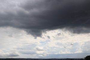 A previsão é de pancadas de chuva à tarde e à noite. Na zona sul de São Paulo, as nuvens e uma leve garoa iniciam no meio da tarde - 16/1/2026 | Foto: Angélica Alves/FotoArena/Estadão Conteúdo