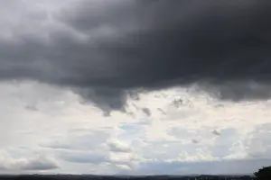 A previsão é de pancadas de chuva à tarde e à noite. Na zona sul de São Paulo, as nuvens e uma leve garoa iniciam no meio da tarde - 16/1/2026 | Foto: Angélica Alves/FotoArena/Estadão Conteúdo