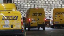 Veículos dos Correios no estacionamento da estatal: socorro financeiro | Foto: Fernando Frazão/Agência Brasil