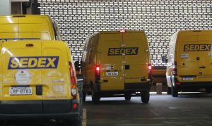 Veículos dos Correios no estacionamento da estatal: socorro financeiro | Foto: Fernando Frazão/Agência Brasil