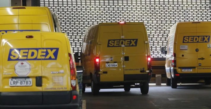 Veículos dos Correios no estacionamento da estatal: socorro financeiro | Foto: Fernando Frazão/Agência Brasil