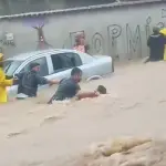 Corrente humana salva homem em Paraty (RJ)