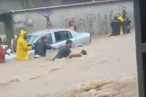 Corrente humana salva homem em Paraty (RJ)